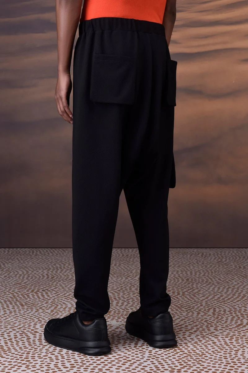 جينات ليكوانت هيمانت بنطلون هارين أسود مريح بنقوش